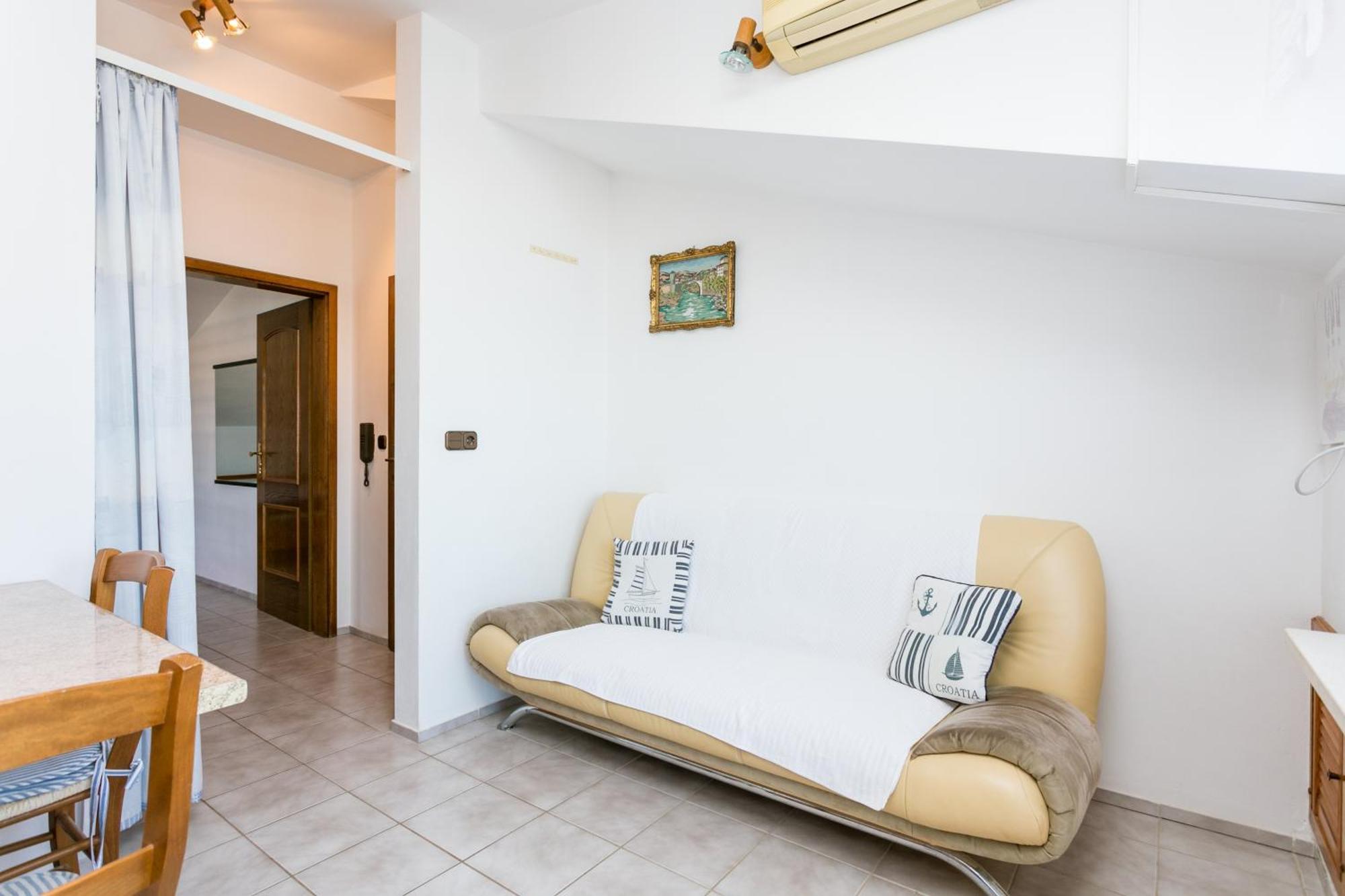 Seaside Apartments With A Swimming Pool Okrug Gornji, Ciovo - 11374 Трогир Номер фото
