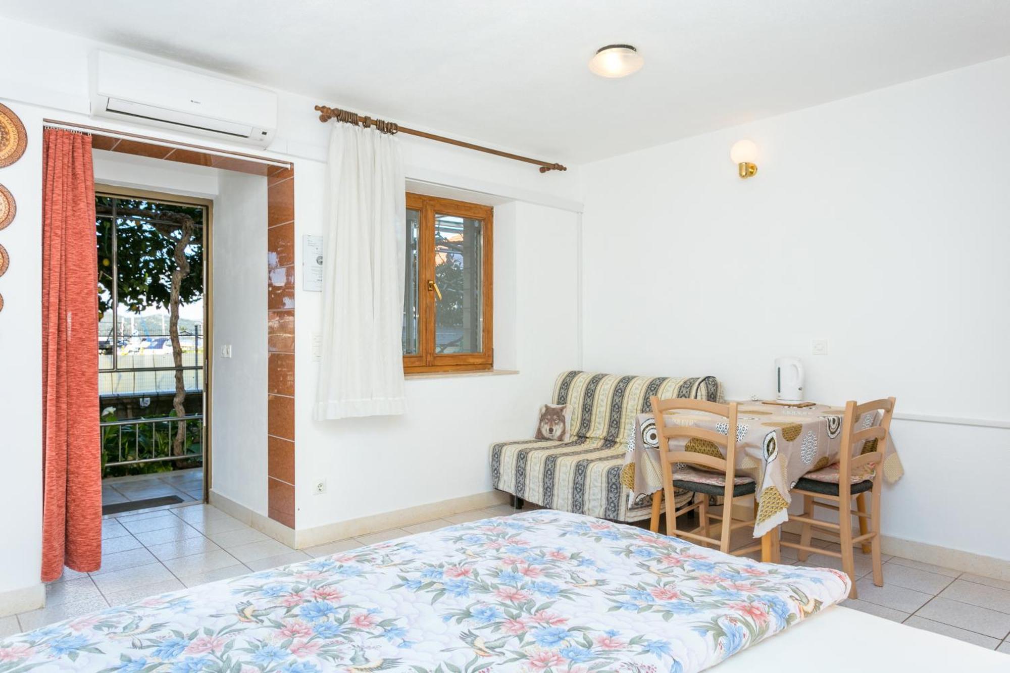 Seaside Apartments With A Swimming Pool Okrug Gornji, Ciovo - 11374 Трогир Номер фото